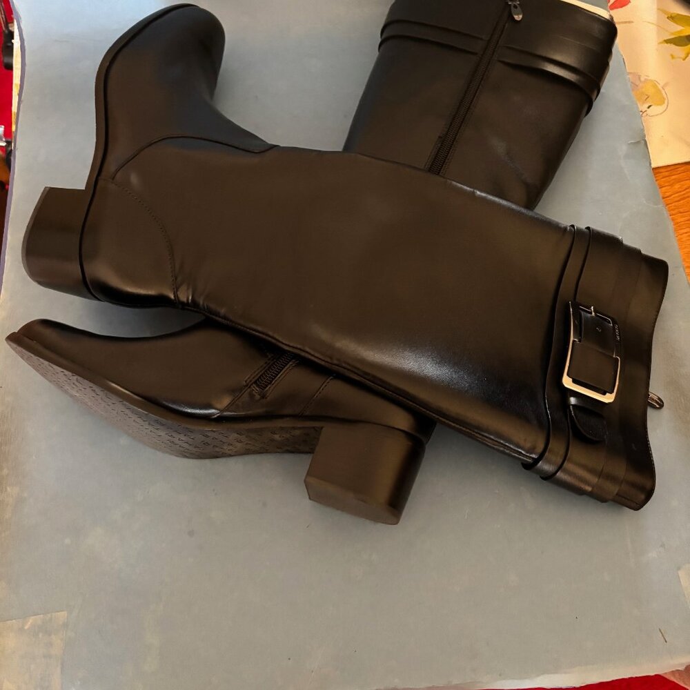 Tahari black leather women boot size 10